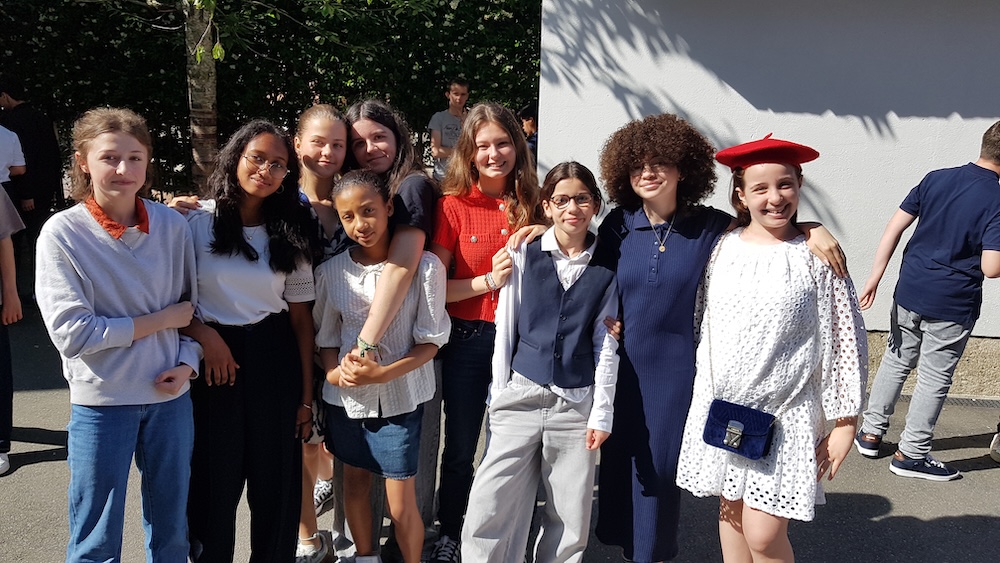 Élèves du collège Sainte-Marie réunies dans la cour