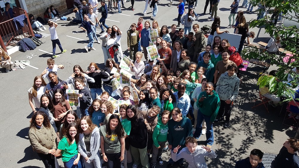 Élèves du collège réunis dans la cour pour un projet sur la biodiversité