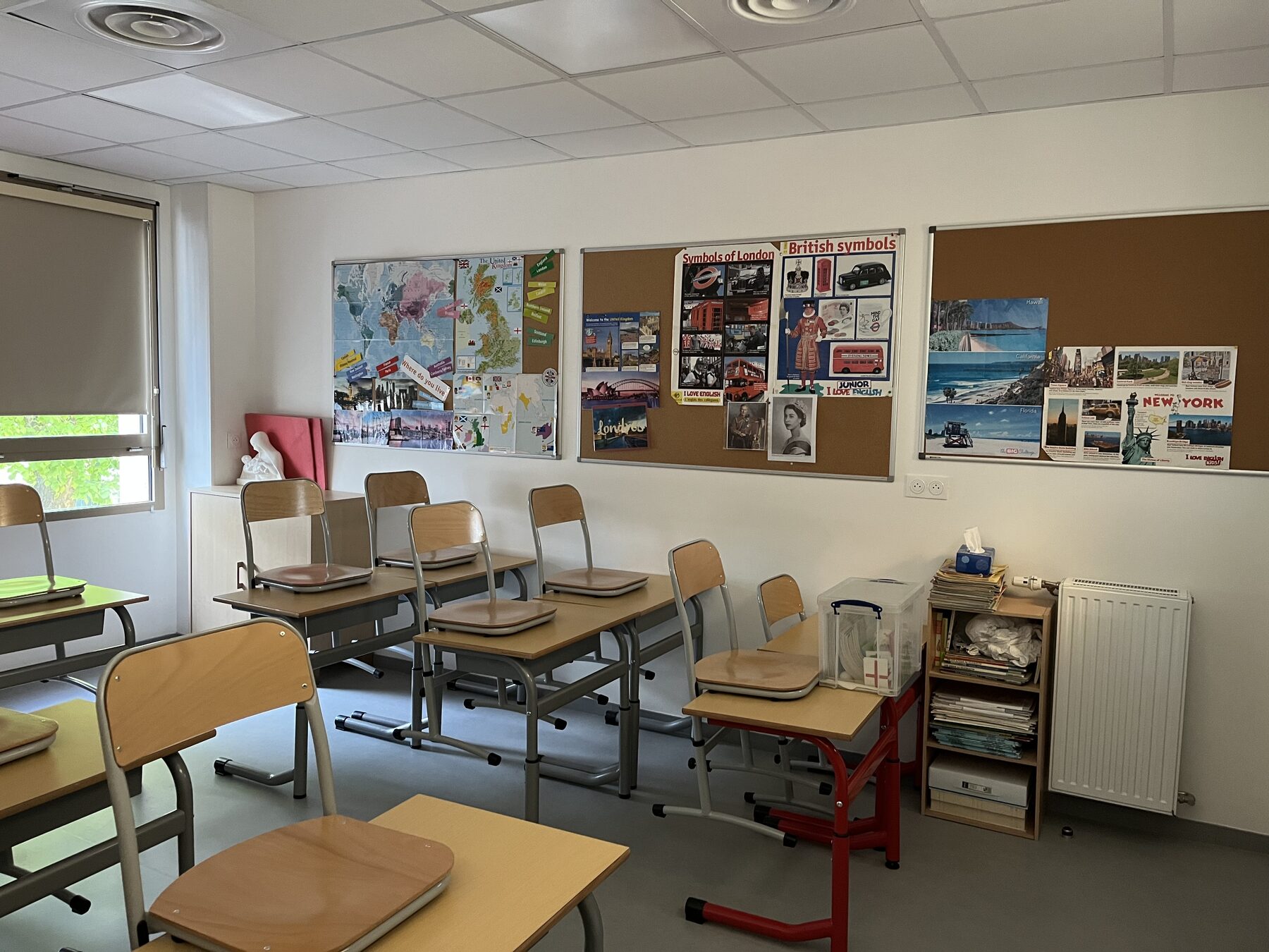 Affichages pédagogiques dans une salle de classe de l’école Saint-Joseph