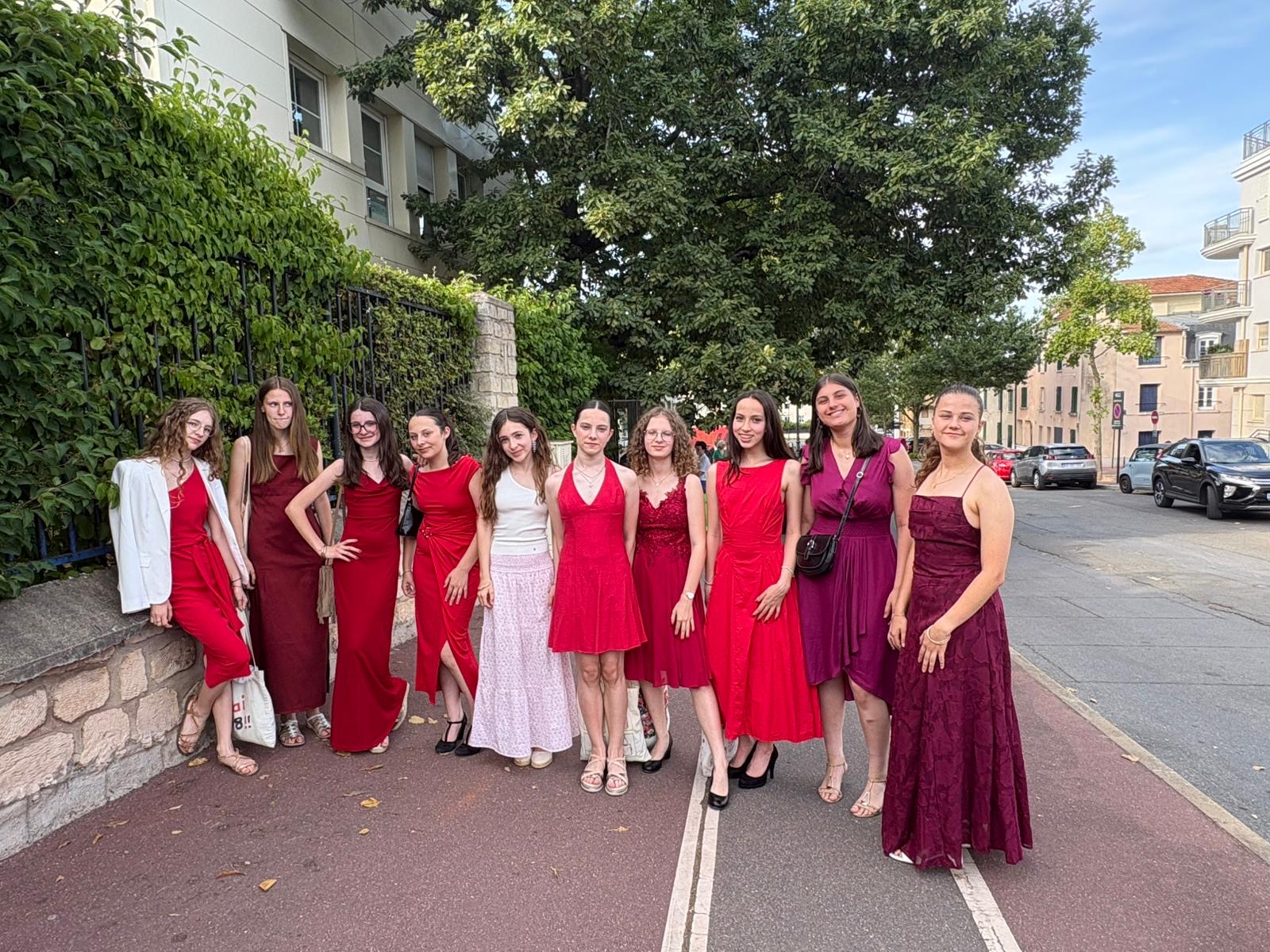 Élèves de 3e réunies avant le bal de promotion