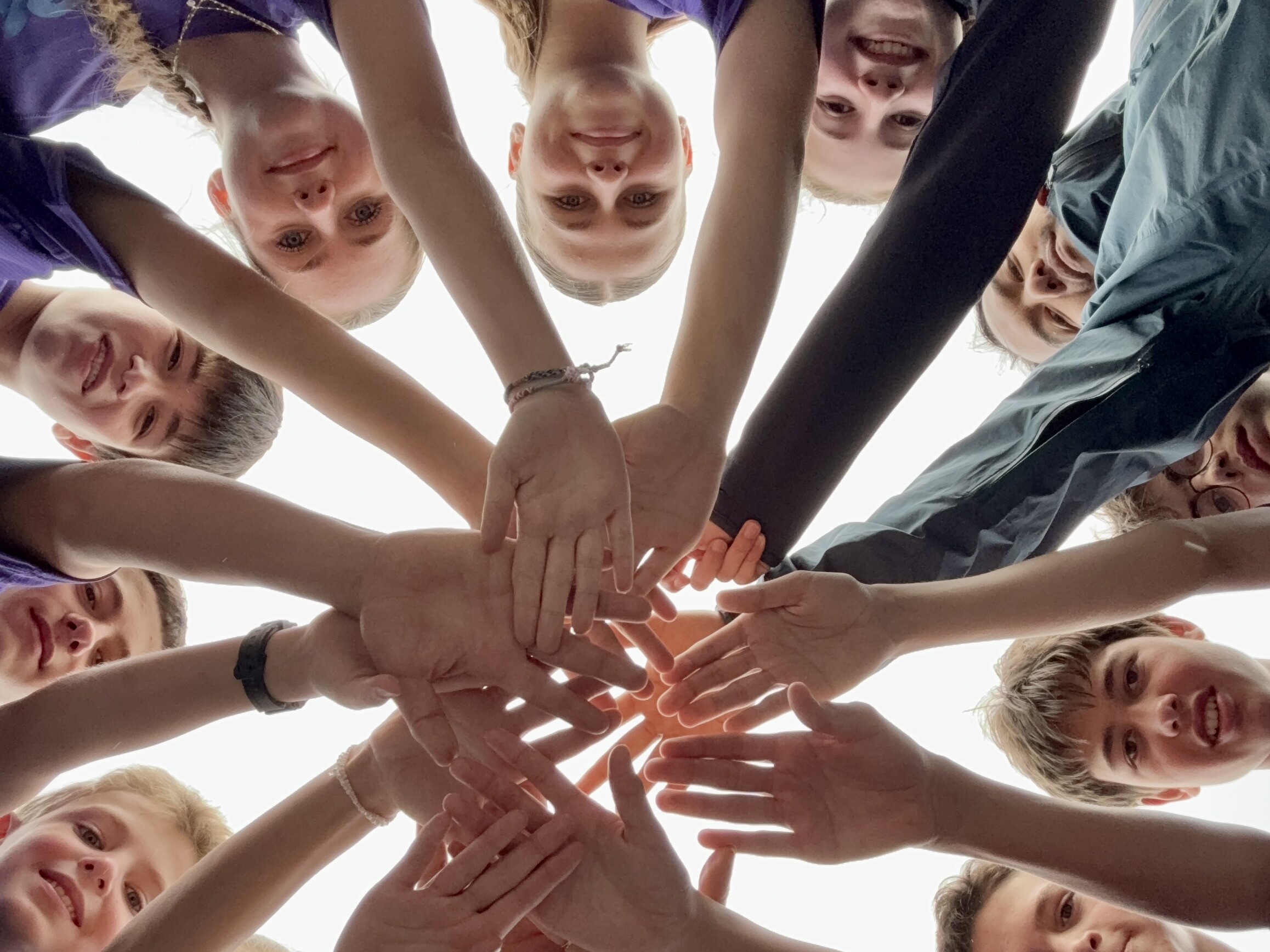 Les mains des élèves et de leurs encadrants réunies après l’EKIDEN du 92