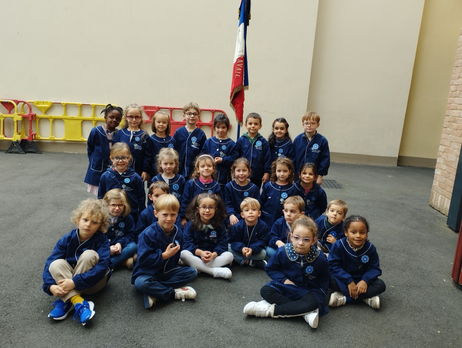 Classe de l’école avec le drapeau du Souvenir Français