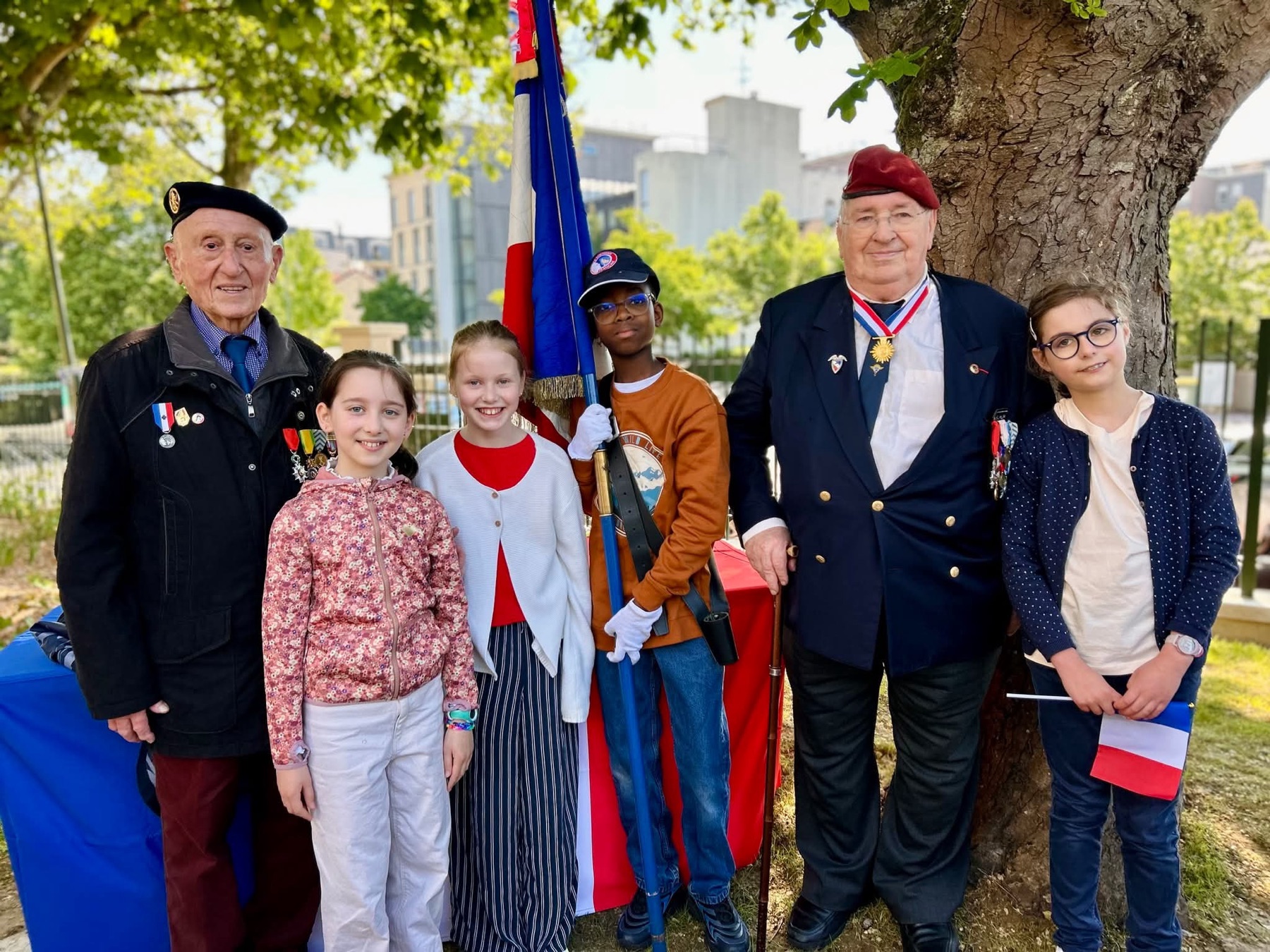Élèves et membres du Souvenir Français autour du drapeau