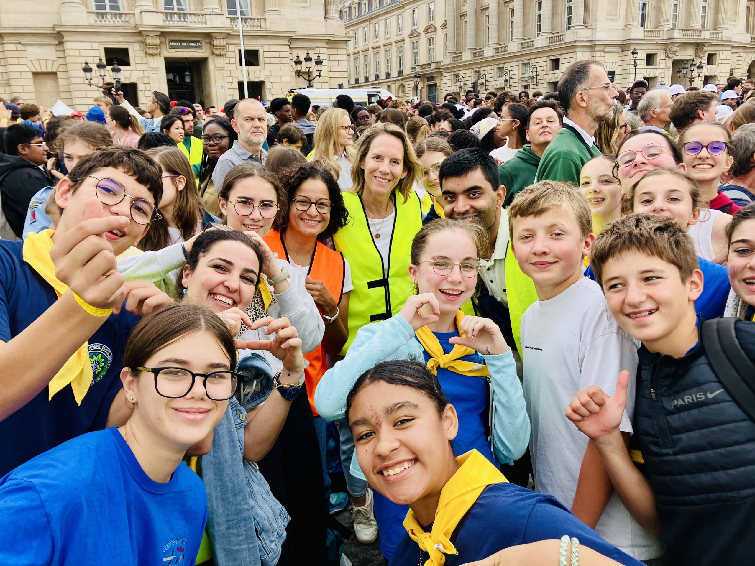 Élèves du collège Sainte-Marie lors de la messe du pape Léon XIV