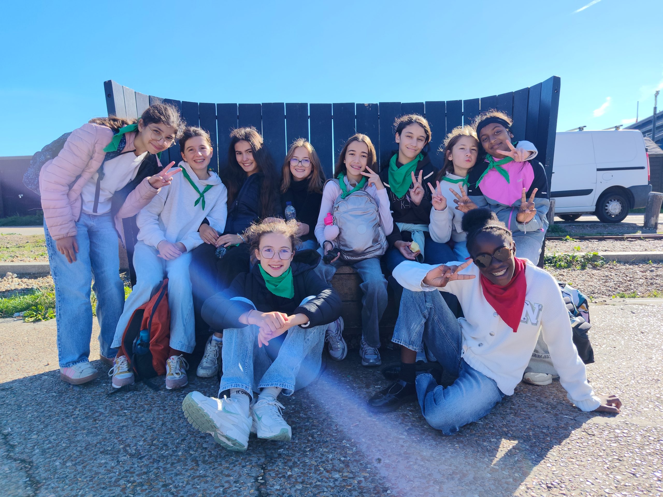 Élèves de 5e réunies à Hastings pendant leur séjour en Angleterre
