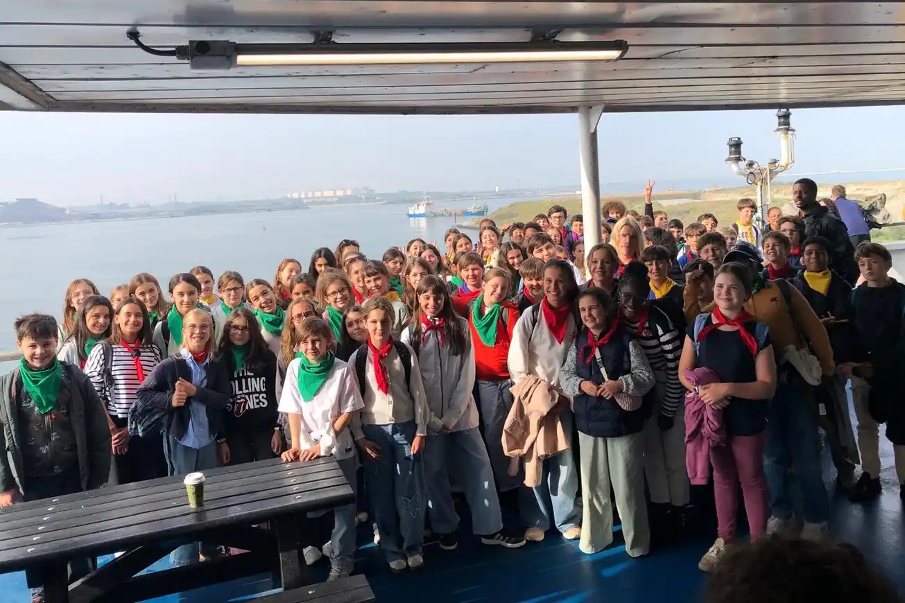 Les élèves de 5e et leurs accompagnateurs sur le ferry