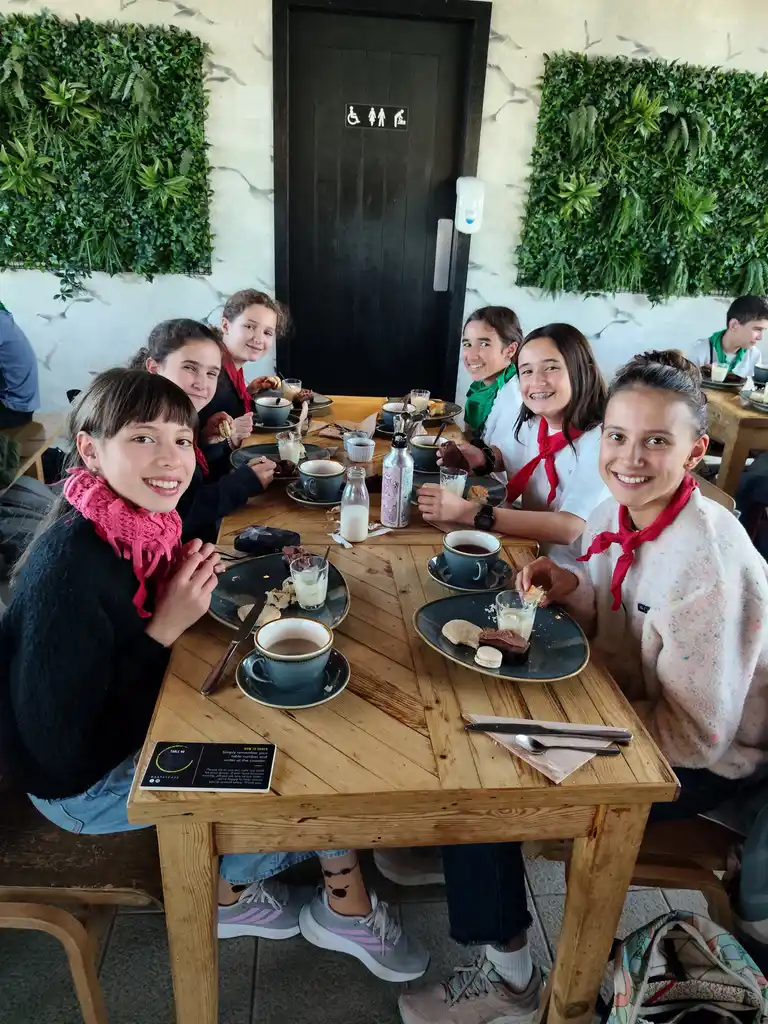 Élèves de 5e partageant un repas pendant leur séjour en Angleterre